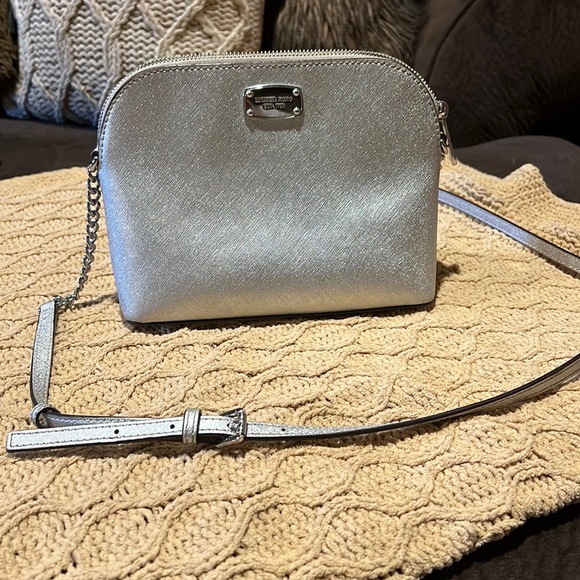 PRISTINE Michael Kors NEW! PERFECT size for daily use! Silver crossbody! - Picture 1 of 5